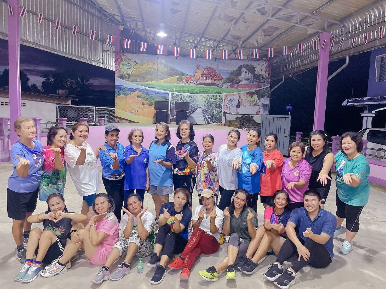 เทศบาลตำบลหงาว 
โดยนายกสัญญา เกตุลิขิตกุล พร้อมคณะผู้บริหาร
ขอเชิญประชาชนออกกำลังกาย #แอโรบิค เพื่อสุขภาพ 
เริ่มตั้งแต่วันอังคารที่ 14 ตุลาคม 2568 เป็นต้นไป
เวลา 6 โมงเย็น ทุกวัน เว้นวันอาทิตย์ 
ณ เวทีแอโรบิค โรงคลุมตลาดหงาว