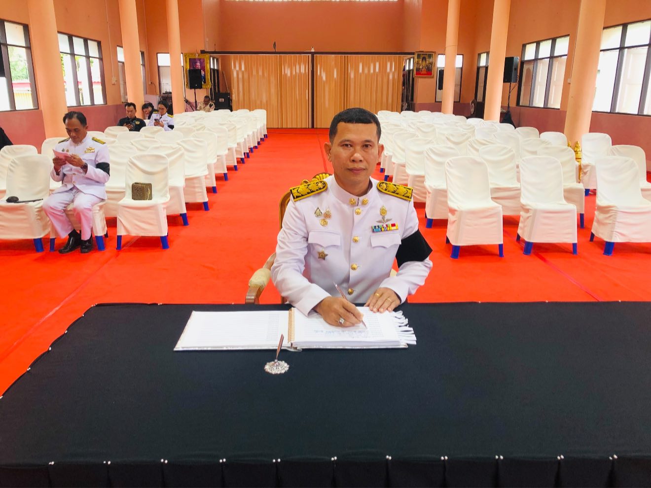 วันอาทิตย์ที่ 26 ตุลาคม 2568  
จ่าสิบตรีนัทชัย ทองเฝือ ผู้อำนวยการกองการศึกษา 
รักษาราชการแทน ปลัดเทศบาลตำบลหงาว
เข้าร่วมพิธีถวายน้ำสรงพระบรมศพ 
หน้าพระฉายาลักษณ์สมเด็จพระนางเจ้าสิริกิติ์ 
พระบรมราชินีนาถ พระบรมราชชนนีพันปีหลวง
ณ ศาลาการเปรียญ พระวิสุทธิธรรมคณี วัดสุวรรณคีรีวิหาร จังหวัดระนอง