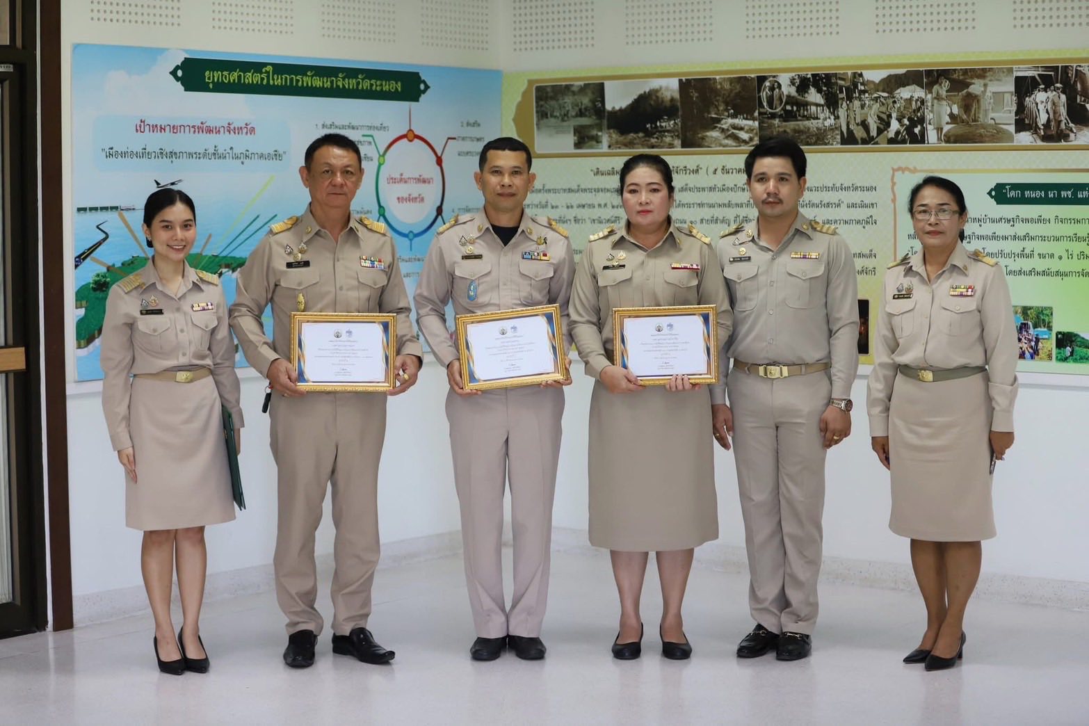 วันจันทร์ที่ 27 ตุลาคม 2568 
นายสัญญา เกตุลิขิตกุล นายกเทศมนตรีตำบลหงาว
มอบหมาย จ่าสิบตรีนัทชัย ทองเฝือ ผู้อำนวยการกองการศึกษา รักษาราชการแทน ปลัดเทศบาลตำบลหงาว 
เข้ารับการมอบเกียรติบัตร แก่หน่วยงานของรัฐที่มีผลการเบิกจ่ายเงินงบประมาณรายจ่ายภาพรวม "ดีเด่นสูงสุด"กลุ่มที่  2 หน่วยงานขนาดกลาง size S (งบทุนไม่เกิน 10 ล้านบาท) โดยนายสุพจน์ ภูติเกียรติขจร ผู้ว่าราชการจังหวัดระนอง ให้เกียรติมอบเกียรติบัตร ณ ห้องประชุมรัตนรังสรรค์ ชั้น 5 ศูนย์ราชการจังหวัดระนอง