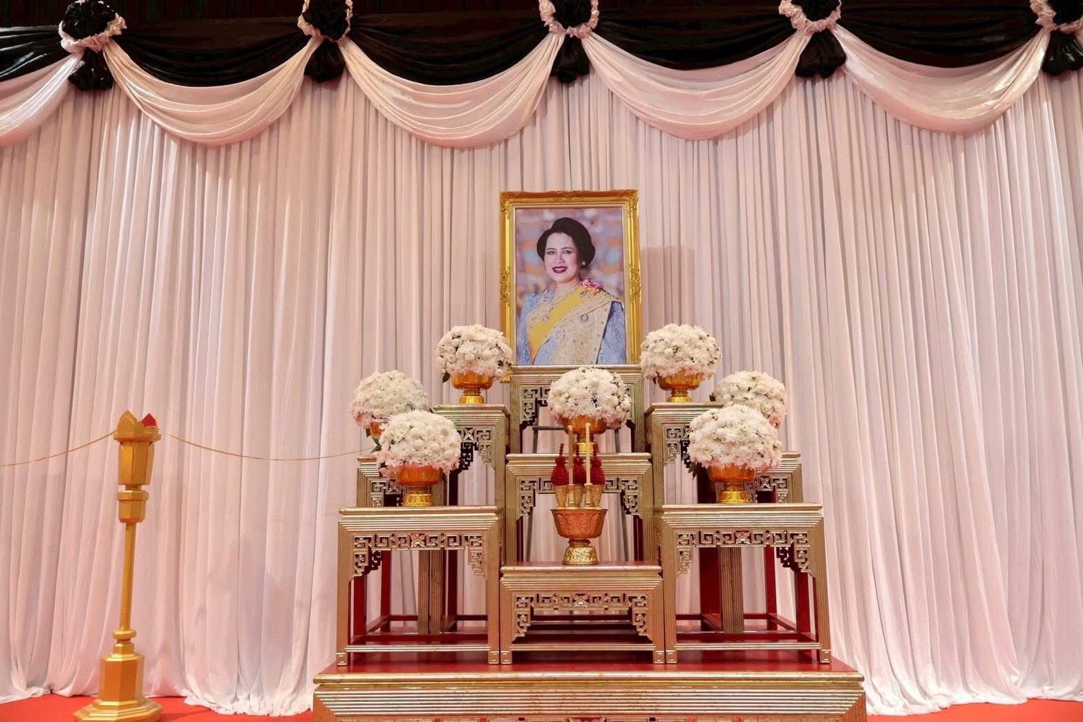 เทศบาลตำบลหงาว ร่วมพิธีบำเพ็ญกุศลสัตตมวาร 7 วัน อุทิศถวายเป็นพระราชกุศล สมเด็จพระนางเจ้าสิริกิติ์ พระบรมราชินีนาถ พระบรมราชชนนีพันปีหลวง